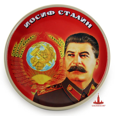 T1970.jpg Тарелка «Иосиф Сталин» Большая декоративная подарочная настенная тарелка с изображением Иосифа Виссарионовича Сталина, на фоне знамени и герба СССР. Керамическая тарелка, глазурованная эмалью светло бежевых тонов, прекрасно передает контрастность декольного оформления большой подарочной тарелки диаметром 22 см. На тыльной стороне тарелки имеется специальная скоба для удобного закрепления тарелки на стене. Великолепное композиционное решение художественного оформления тарелки, ставит ее в ряд коллекционных, оригинально выполненных настенных декоративных тарелок. Ограниченный тиражный выпуск.